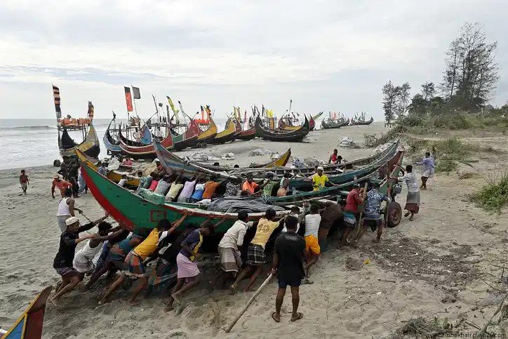 নোয়াখালীর সীমানায় এসে চার ঘণ্টা অবরুদ্ধ লক্ষ্মীপুরের দুই পুলিশ কর্মকর্তা