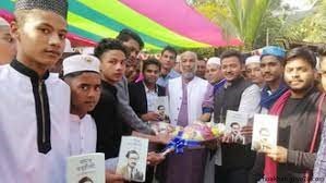 বঙ্গবন্ধুকে জানতে অসমাপ্ত আত্মজীবনী বিতরণ করছেন এমপি ইব্রাহিম