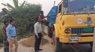 সড়কে নির্মাণ সামগ্রী রাখায় জরিমানা